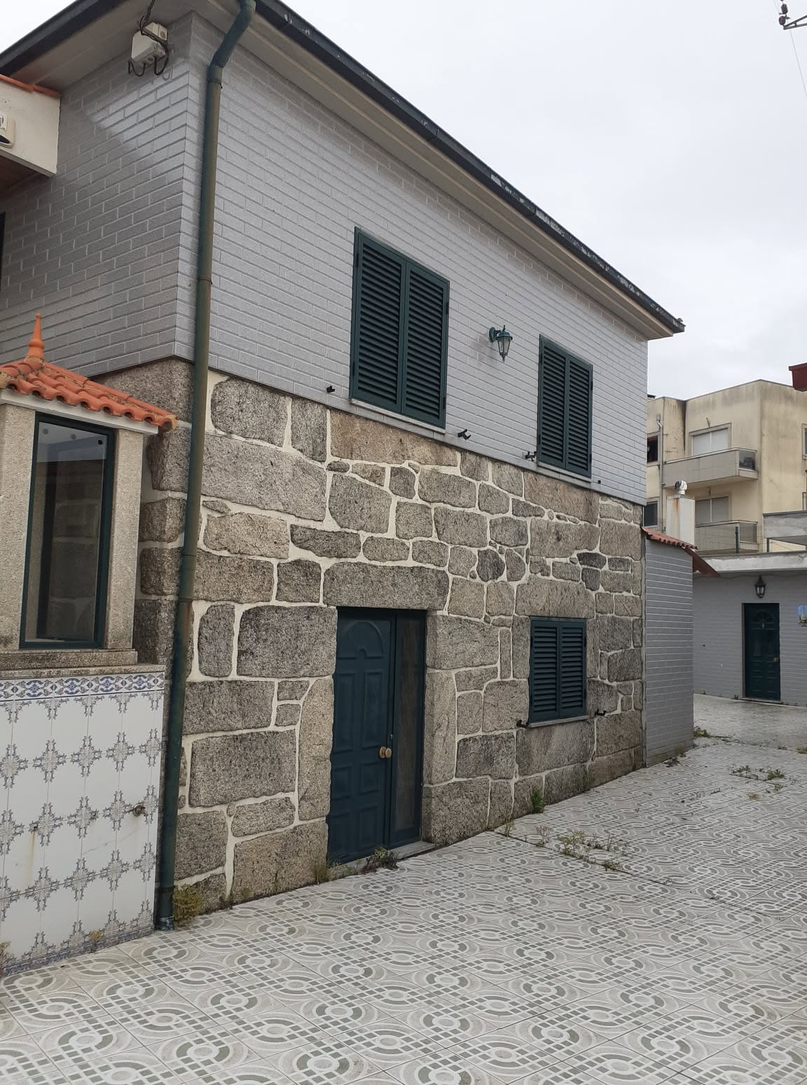 Fachada de moradia antes da reabilitação
