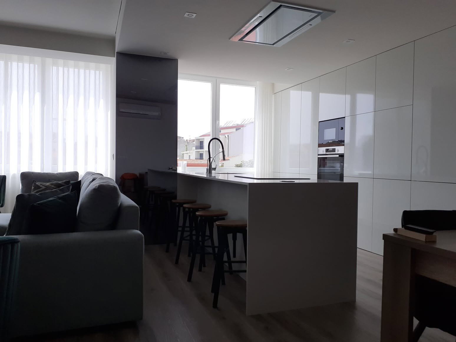 Cozinha e zona social depois da remodelação pela FRF Home Design